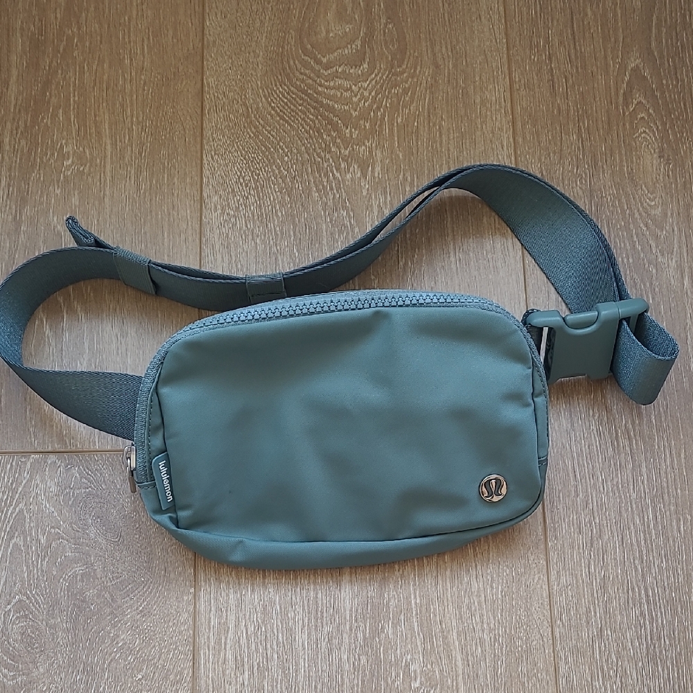 Lululemon Everywhere Belt Bag 1L in Tidewater Teal